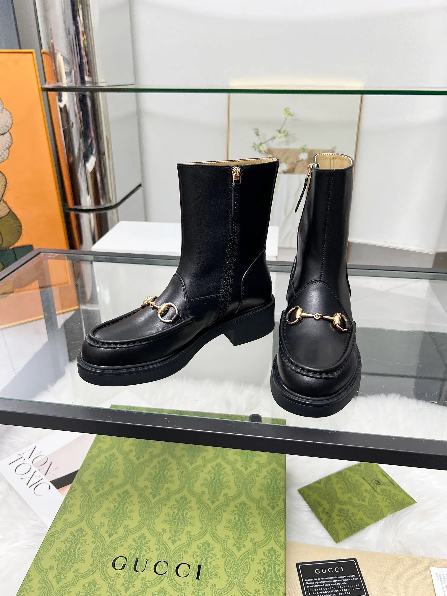 👟👟Ex-factory price 600👟👟 2025 latest version of Gucci GUCCI hot sale✅ 🎉Very easy to match👍Inner zipper design, easy to put on and take off 'Branded buckle Heel height: 6cm Fabric: Cowhide/open edge beads Inner/foot: apricot cowhide 🐂 Outsole PPU material Color: black Code number: 34-40. 34 and 41 42 need to be customized. Packaging: Comes with card and cloth bag.